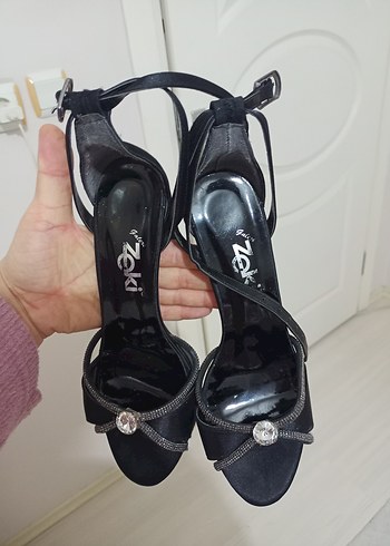 Siyah İşlemeli Tokalı Yüksek Topuklu Kadın Ayakkabı - Görsel 2