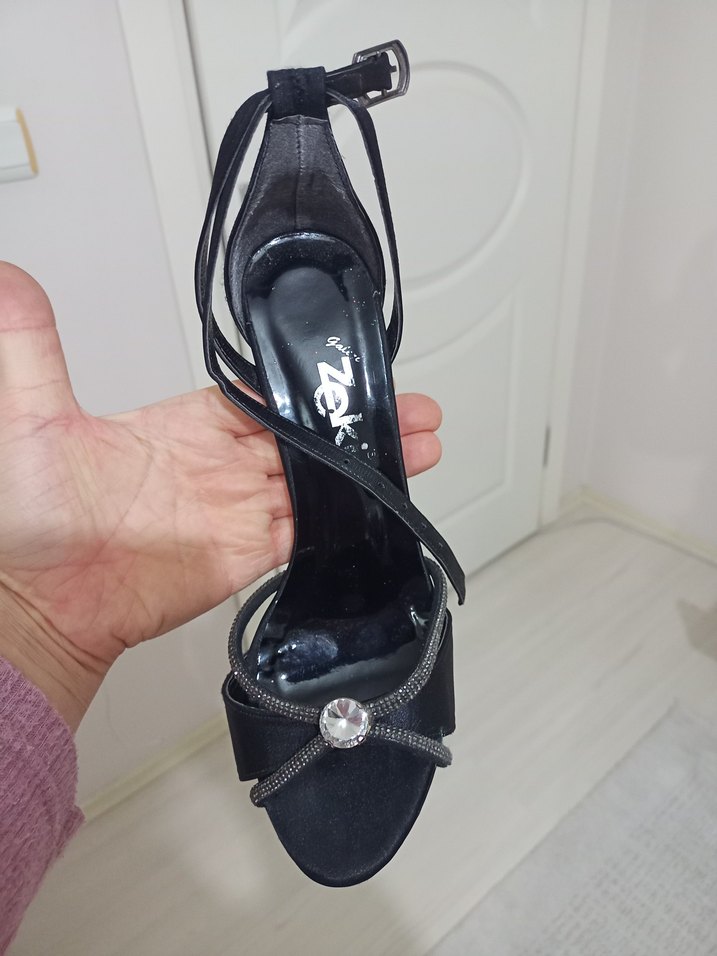 Siyah İşlemeli Tokalı Yüksek Topuklu Kadın Ayakkabı - Görsel 3