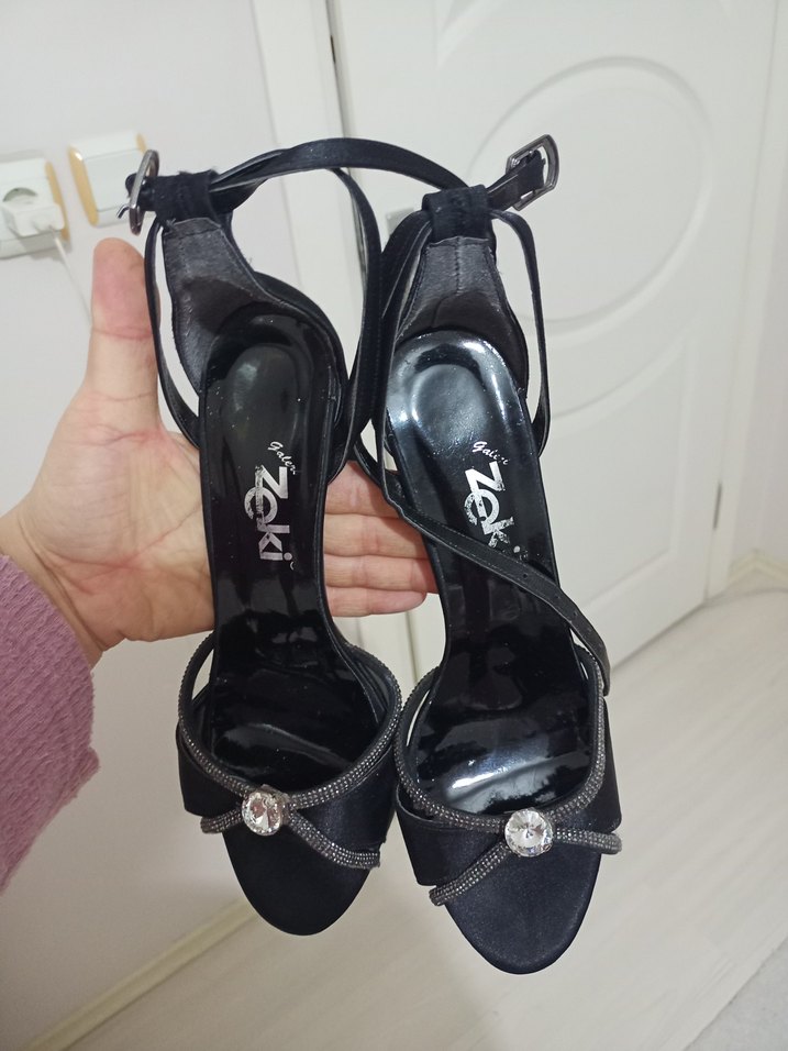 Siyah İşlemeli Tokalı Yüksek Topuklu Kadın Ayakkabı - Görsel 2