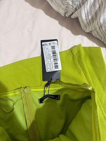 34 Beden yeşil Renk yeşil vücuda oturan dokuma abiye elbise
