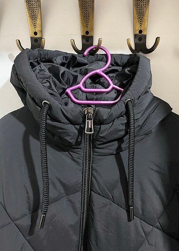 Siyah Kapüşonlu Kadın Kış Montu - Görsel 2