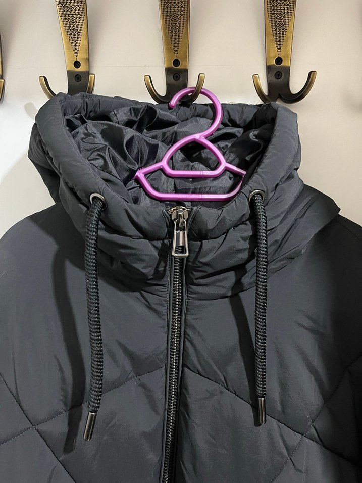 Siyah Kapüşonlu Kadın Kış Montu - Görsel 2