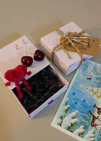 Beyaz Hediye Kutusu ve Kırmızı Kiraz Küpe - Görsel 4