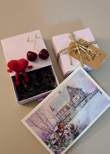 Bordo Hediye Kutusu ve Kış Temalı Kart - Görsel 3