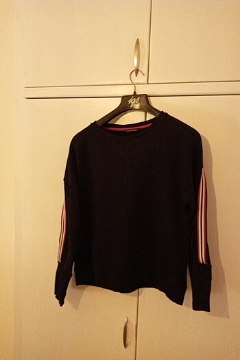 KOL DETAYLİ SWEATSHIRT