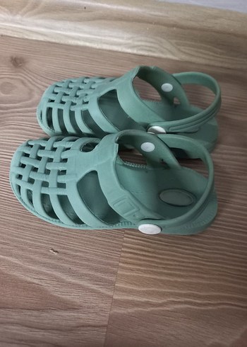 26 Beden Yeşil Tokalı Erkek Çocuk Terlik