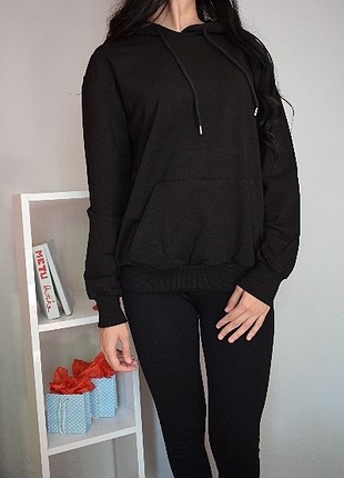 Siyah kapüşonlu cepli sweatshirt