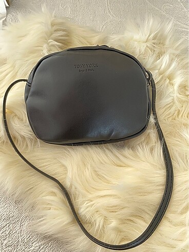 Siyah renk Zara model askılı çanta.