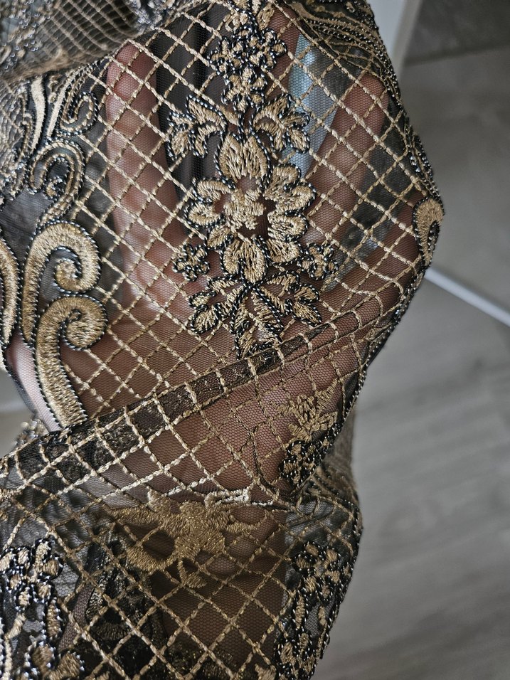 Dantel Detaylı Kahverengi gold işlemeliYılan Desenli Uzun Elbise - Görsel 4