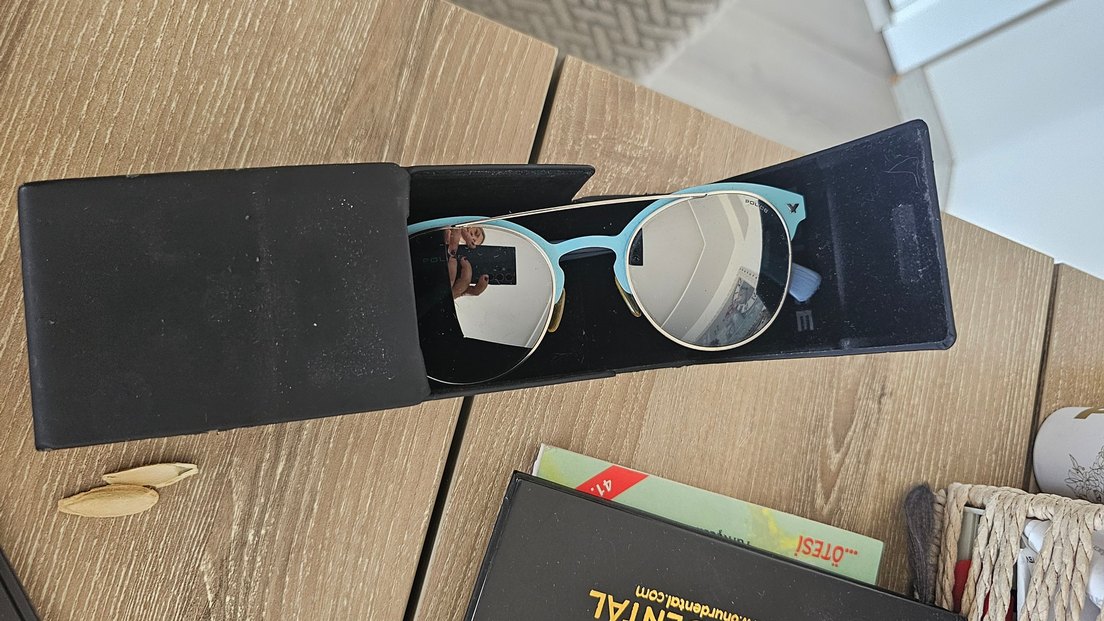 Şeffaf Mavi Çerçeveli Kadın Güneş Gözlüğü - Görsel 3