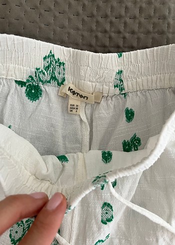 Nakışlı Beyaz Pamuklu Mini Şort - Görsel 2