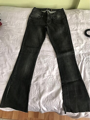 Mudo Yırtmaçlı Jean