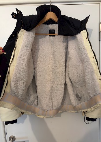 Kırık Beyaz-Siyah Oversize Kışlık Mont - Görsel 4