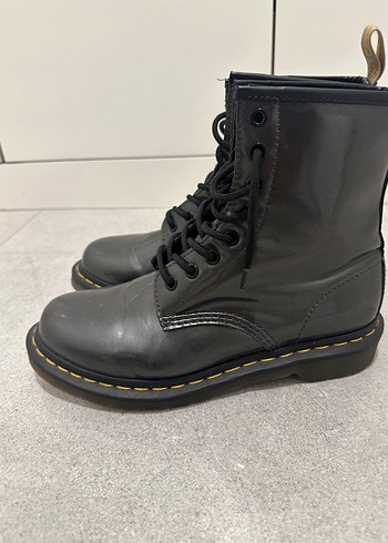 Dr Martens Kadın Gri Rugan Bağcıklı Bot - Görsel 4