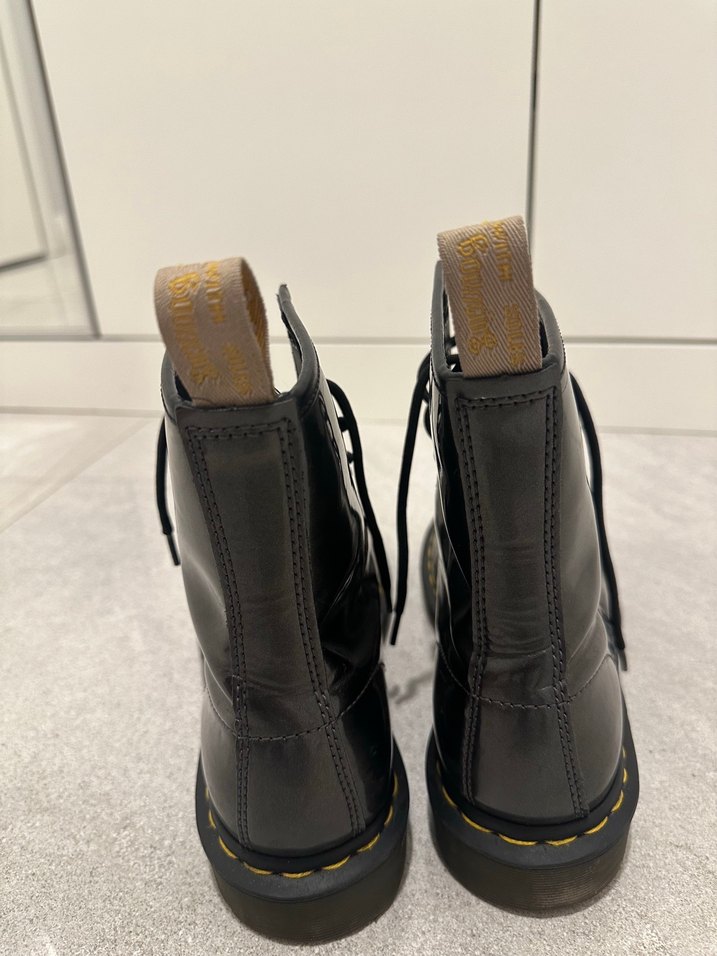 Dr Martens Kadın Gri Rugan Bağcıklı Bot - Görsel 2