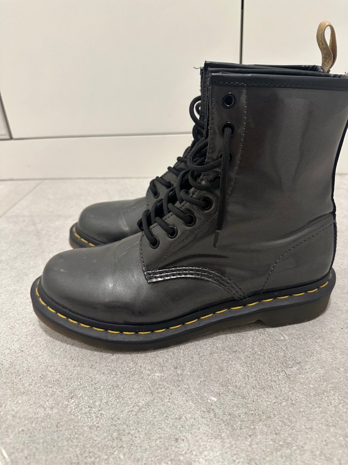Dr Martens Kadın Gri Rugan Bağcıklı Bot - Görsel 4