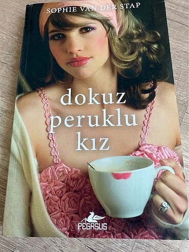 Dokuz peruklu kız