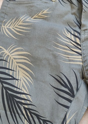 Düğmeli Gri Yaprak Desenli Kadın Kısa Pantolon - Görsel 2