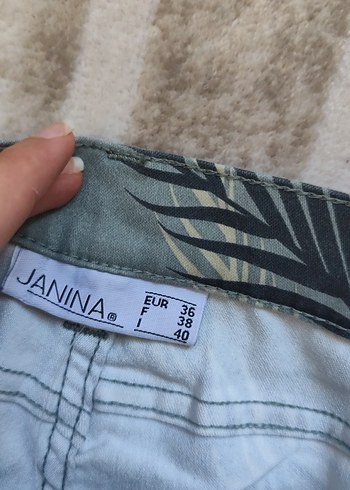 Düğmeli Gri Yaprak Desenli Kadın Kısa Pantolon - Görsel 4