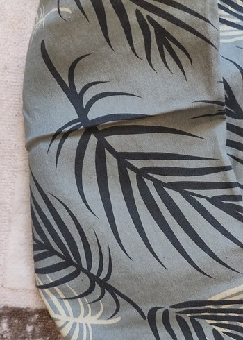 Düğmeli Gri Yaprak Desenli Kadın Kısa Pantolon - Görsel 3