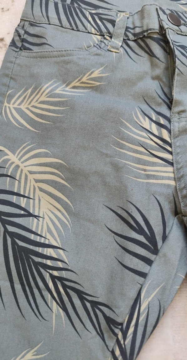 Düğmeli Gri Yaprak Desenli Kadın Kısa Pantolon - Görsel 2