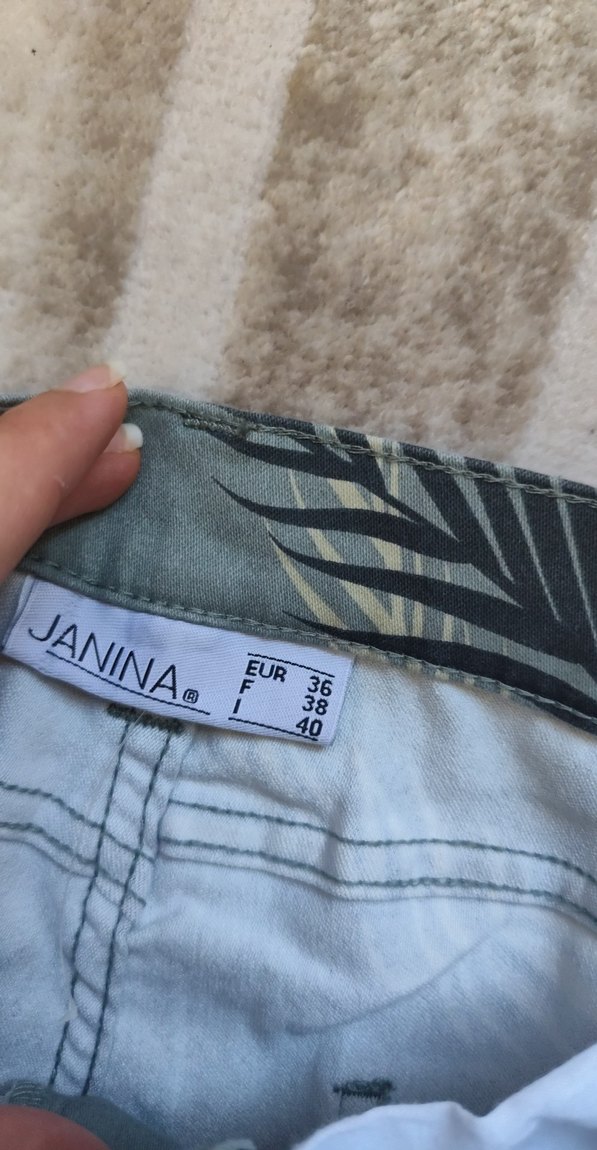 Düğmeli Gri Yaprak Desenli Kadın Kısa Pantolon - Görsel 4