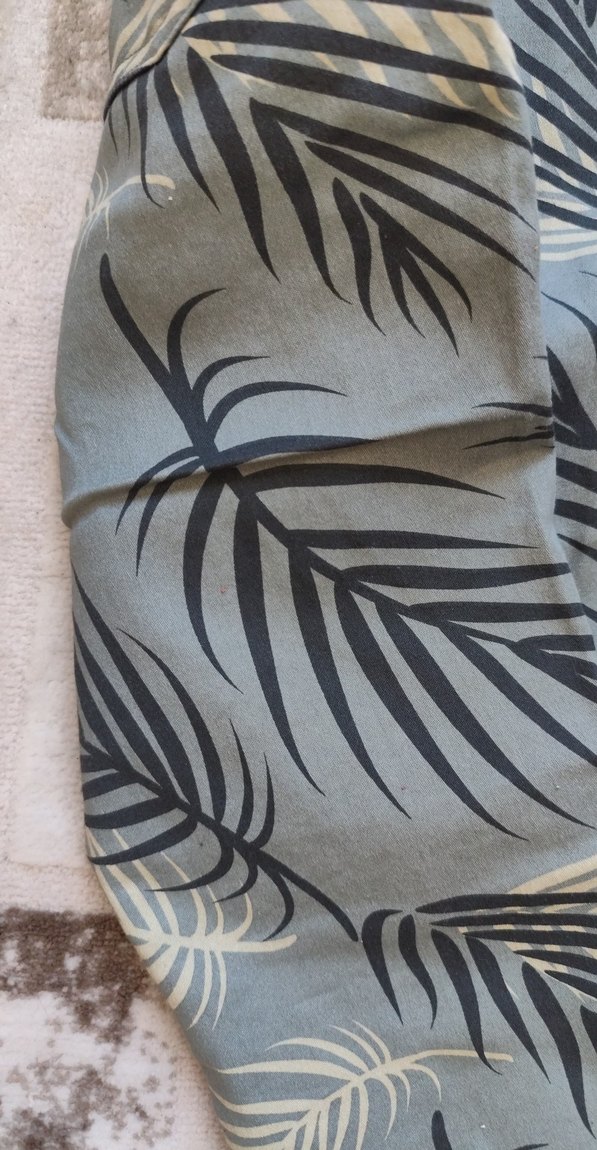 Düğmeli Gri Yaprak Desenli Kadın Kısa Pantolon - Görsel 3