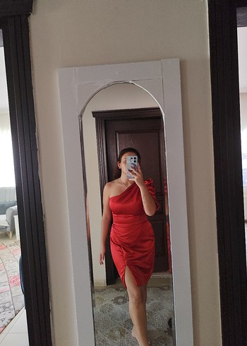 Parlak Kırmızı Drapeli Midi Abiye Elbise - Görsel 2