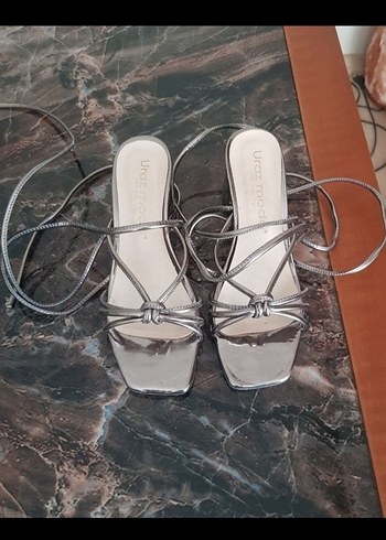 Gri Metal Tokalı Blok Topuklu Kadın Ayakkabı - Görsel 2