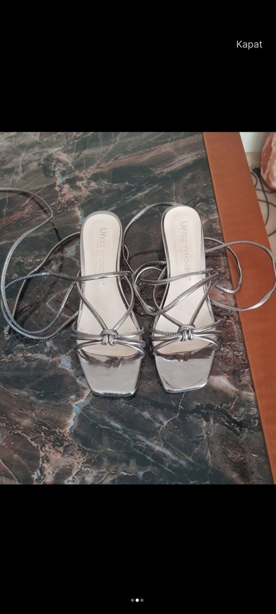 Gri Metal Tokalı Blok Topuklu Kadın Ayakkabı - Görsel 2