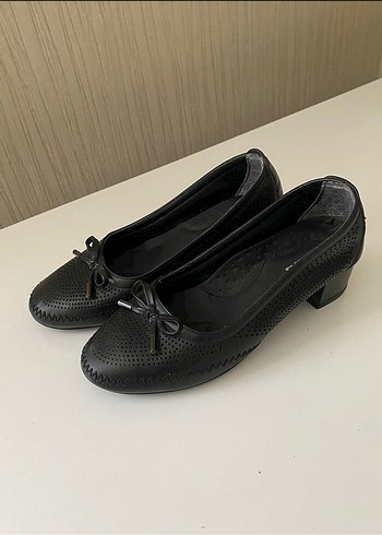Siyah Kadın Klasik Kısa Topuklu Ayakkabı