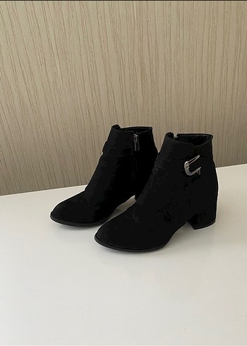 Siyah Süet Kadın Topuklu Bot