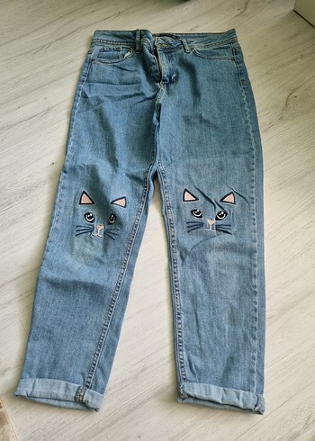 Nakışlı Mavi Düğmeli Kadın Kot Pantolon