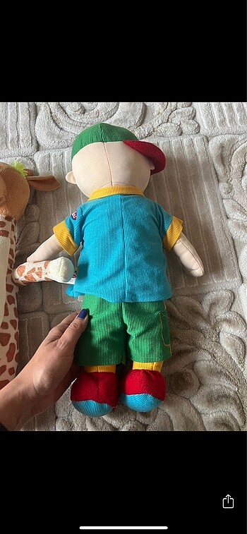  Beden Calliou ve zürafa peluş
