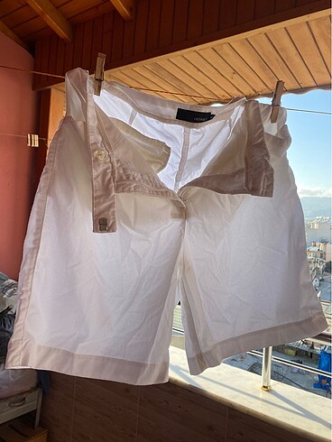 Kısa beyaz şort