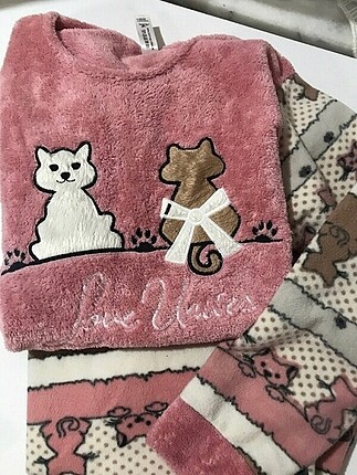 Pijama takımı ve kot pantalon