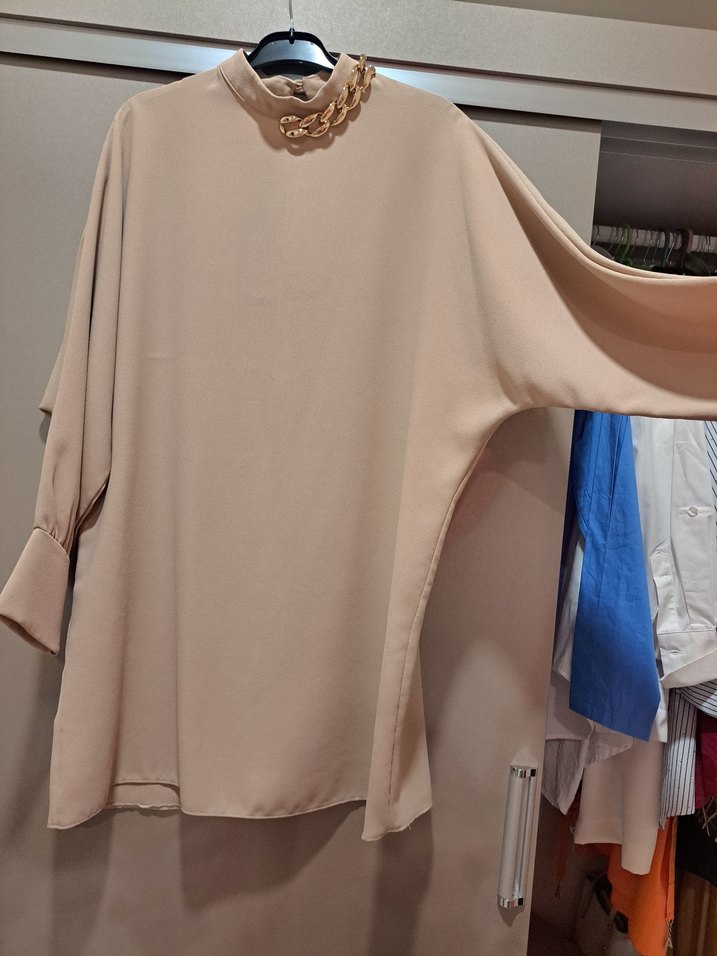 Zincir Detaylı Bej Kadın Tunik - Görsel 2