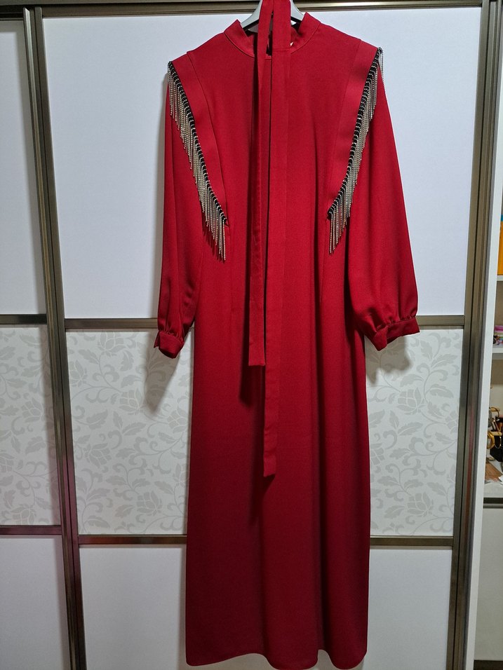 Püsküllü taşlı Kırmızı tesettür şık Elbise - Görsel 2