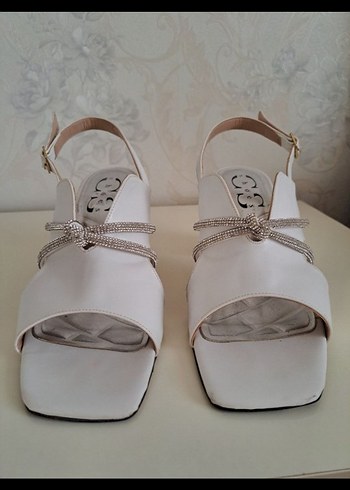 Beyaz taşlı Klasik Topuklu sandalet - Görsel 6