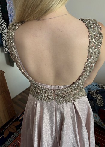 İşlemeli V Yaka Uzun Pudra Abiye Elbise - Görsel 5