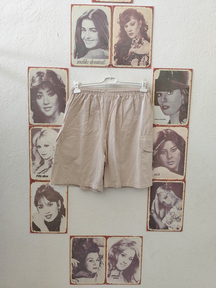 Bej Bol Kesim Kemerli Mini Şort - Görsel 4