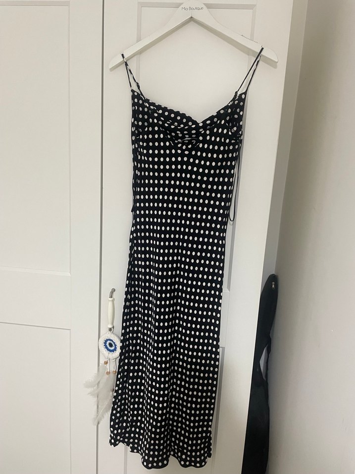 Uzun midi Siyah Puantiyeli Askılı Elbise saten kumaş - Görsel 3