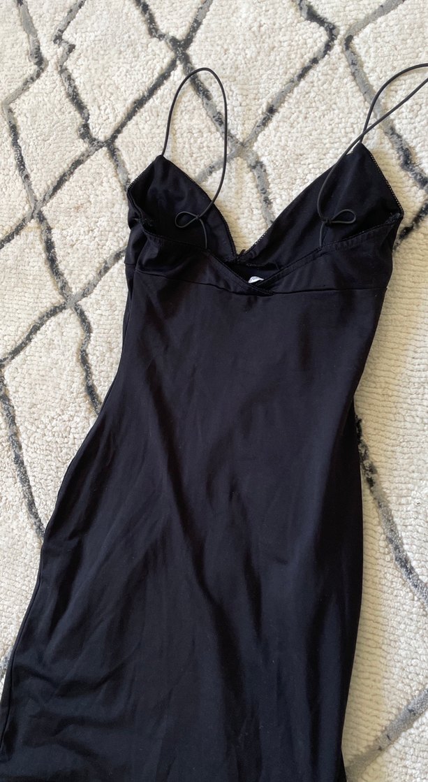 Siyah V Yaka Uzun İnce Askılı Elbise - Görsel 4