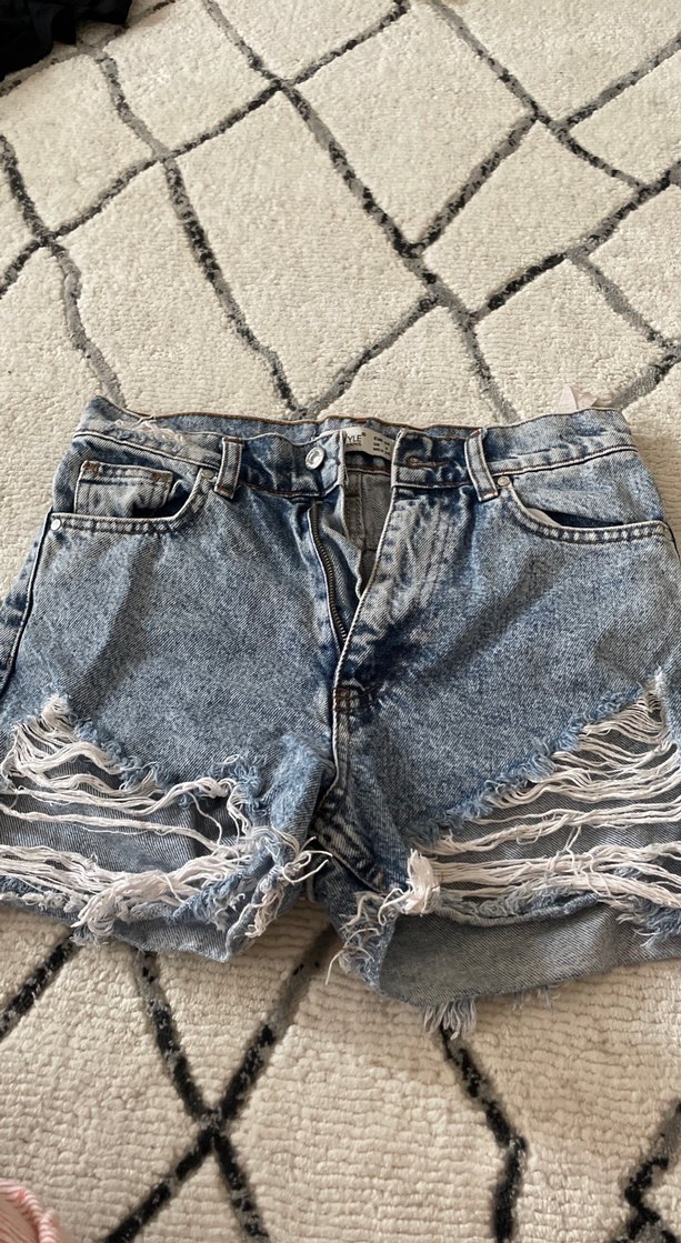 Kadın Gri Yırtık Mini Denim Şort - Görsel 3