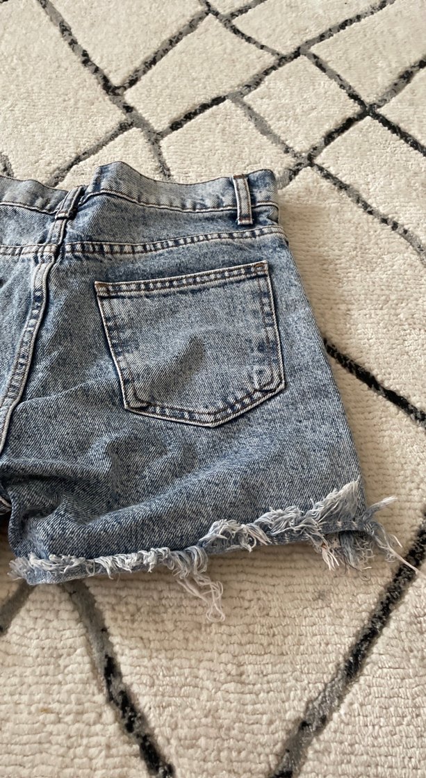 Kadın Gri Yırtık Mini Denim Şort - Görsel 4