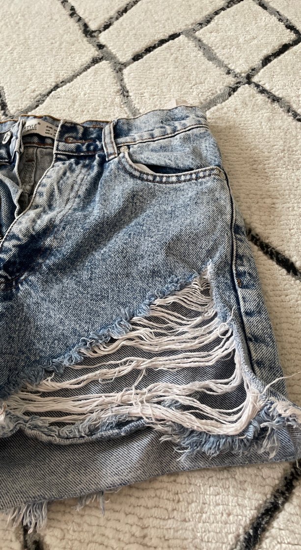 Kadın Gri Yırtık Mini Denim Şort - Görsel 2