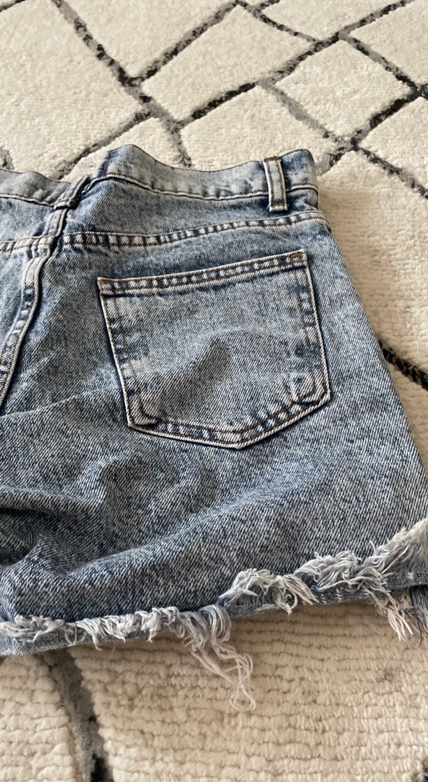 Kadın Gri Yırtık Mini Denim Şort - Görsel 5