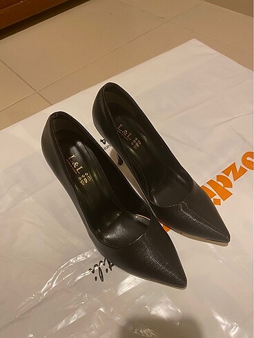 Çok iyi durumda siyah stiletto