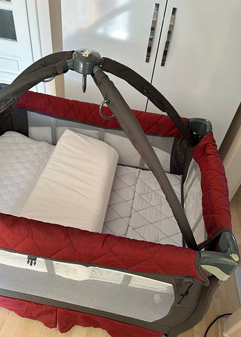 Beden Chicco kırmızı ve gri oyun parkı yatağı