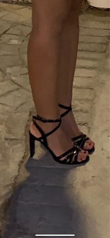 Siyah topuklu ayakkabı